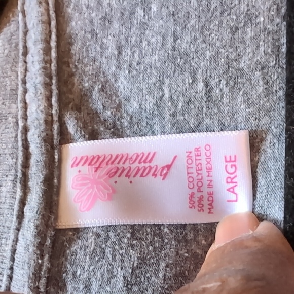 💵2/$10Bundle and Save💵 Prairie Mountain| Grey T-shirt With Blue Bear Print - Picture 7 of 8